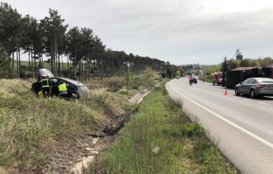 El camión, a la derecha, ha volcado y el coche ha quedado fuera de la calzada.