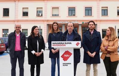 Los candidatos al Senado y Congreso de Navarra Suma, frente a la estación de Renfe en Pamplona.