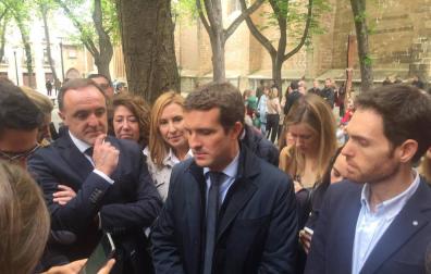 Javier Esparza, Carmen Alba, Ana Beltrán, Pablo Casado y Sergio Sayas, en la plazuela de San José.