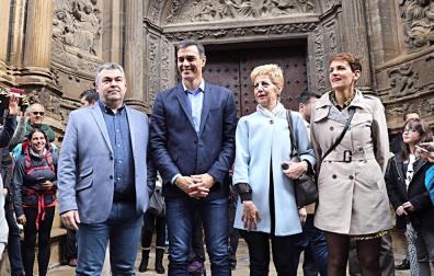 Santos Cerdán, Pedro Sánchez, Yolanda González, alcaldesa de Viana, y María Chivite, ante la iglesia de Santa María de la Asunción de Viana.