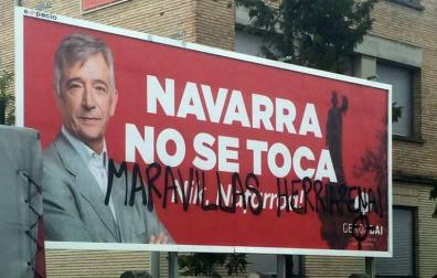 Valla electoral de Geroa Bai con pintadas en la Txantrea.