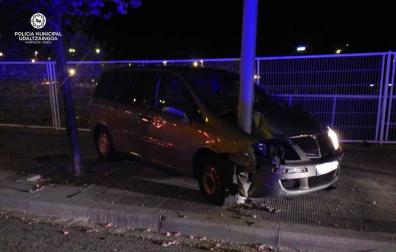 Un menor de 17 años choca con un árbol y una farola en Buztintxuri
