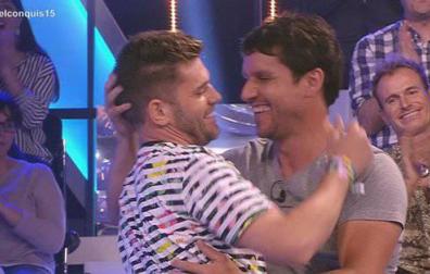 Un abrazo altera las hormonas de los seguidores de El Conquis