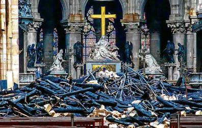 Macron se compromete a reconstruir Notre Dame "en los próximos cinco años"