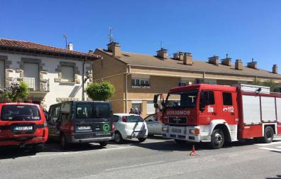 Los bomberos sofocan un incendio en la caldera de un colegio electoral en Zizur