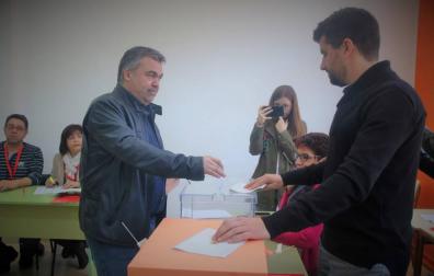 Santos Cerdán acude a votar al edificio Spacium de Milagro