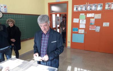 Koldo Martínez, candidato de Geroa Bai al Congreso de los Diputados, depositando su voto en el colegio de Iturrama.