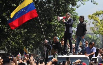 Guaidó y López encabezan una gran marcha por Caracas contra Maduro