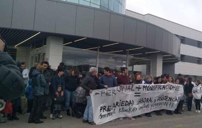 Concentración de protesta por los despidos en la Clínica San Miguel