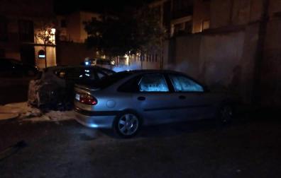 Bomberos extinguen tres contenedores y dos coches en Valtierra