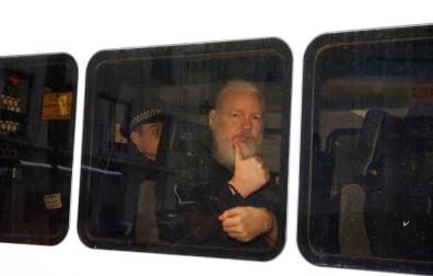 Julian Assange, detenido por la Policía en la Embajada de Ecuador en Londres