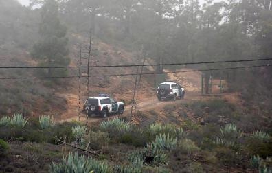 La Guardia Civil, en labores de búsqueda de la mujer y uno de sus hijos aparecidos muertos en la zona de Taucho del municipio de Adeje, al sur de la isla de Tenerife.