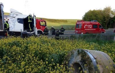 Un herido tras la salida de vía de un camión cargado de bobinas de hierro en Arazuri