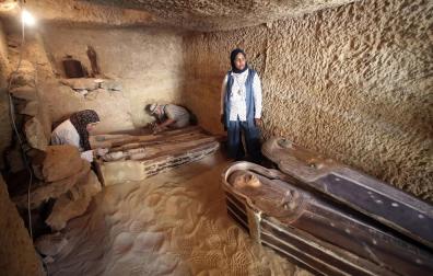 Arqueólogos egiptos trabajan en las tumba halladas en el desierto de Guiza.