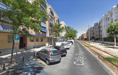 Calle Reyes Católicos de Parla, donde se ha encontrado el cuerpo de la mujer.