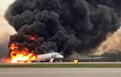 Al menos 13 muertos tras el aterrizaje de emergencia de un avión en Moscú