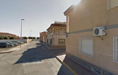 El cuerpo de la mujer apareció en una vivienda de esta calle de Torre Pacheco.
