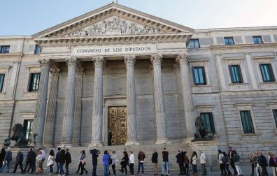 Sale del Congreso, entre aplausos, el féretro de Alfredo Pérez Rubalcaba