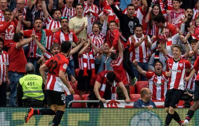 El centrocampista del Athletic de Bilbao Raúl García celebra su segundo gol ante el Celta de Vigo