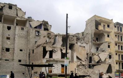 Entre escombros, año y medio después de que el ejército haya recuperado los barrios orientales de Alepo, la vida se asoma tímidamente. Aquí, durante cuatro años, cinco meses y tres días los combates segaron la vida de más de 30.000 personas. Muchos refugiados y desplazados vivían en las casas que ilustra este reportaje.