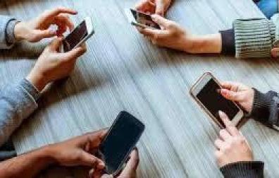 Dos institutos en Italia ya prohíben los teléfonos móviles