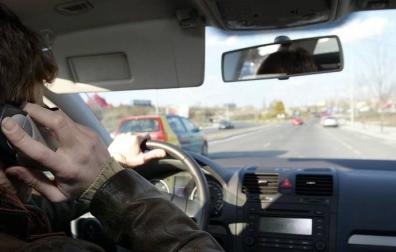 La Policía multa a 12 conductores cada día por usar el móvil en el coche