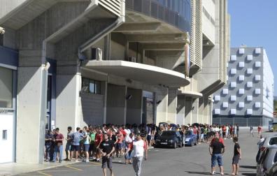 Más de 200 personas, en la apertura de las taquillas de El Sadar