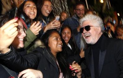 'Dolor y Gloria' es la sexta película que Almodóvar presenta en la competición de Cannes y hasta ahora tiene un más que notable balance: obtuvo en 1999 el premio a la mejor dirección por 'Todo sobre mi madre' y en 2006 vio recompensado el guion de 'Volver', que también se llevó el galardón de mejor interpretación para sus actrices.