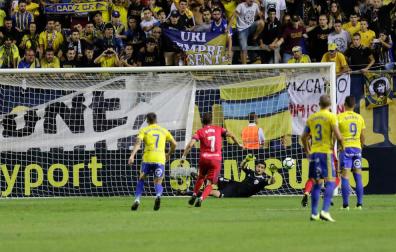 Osasuna coge carrerilla en Cádiz