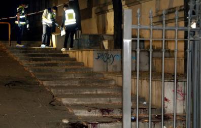 La policía científica inspeccionan el lugar donde un hombre ha apuñalado a su expareja en Granada