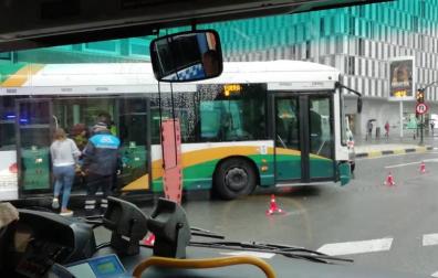 Una mujer resulta herida al chocar una villavesa con un coche en Pamplona