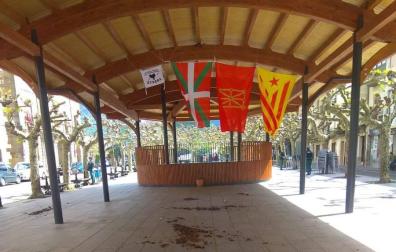 Esparcen estiércol en Etxarri-Aranatz antes de un acto del PP con Cayetana Álvarez de Toledo