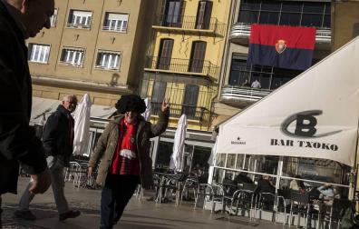 Los aficionados rojillos desplazados a Cádiz para seguir a Osasuna y los que siguieron el partido desde Pamplona esperaron en vano una victoria para celebrar el ascenso.