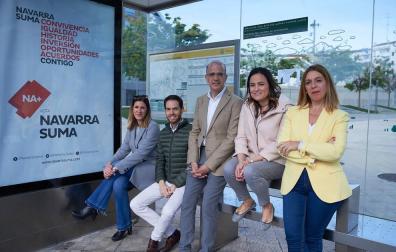 Los candidatos de Navarra Suma al Congreso y al Senado Ruth Goñi, Sergio Sayas, Alberto Catalán, Cristina Sanz y Amelia Salanueva en una parada de villavesa
