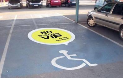 Vinilo sobre una plaza de aparcamiento para personas con discapacidad.