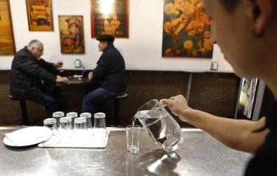 Agua del grifo en el bares de Pamplona: de la cortesía a la obligación