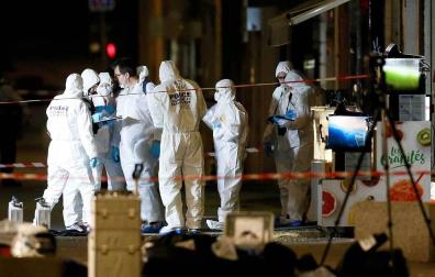 Agentes de la policía forense francesa inspeccionan el lugar de la explosión en Lyon.