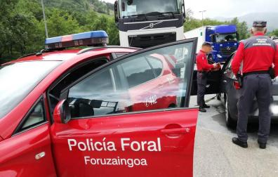 Agentes de Policía Foral, junto al vehículo inmobilizado.