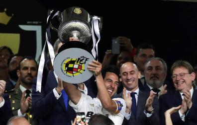 El Valencia rompe la racha del Barça y celebra el centenario con la Copa