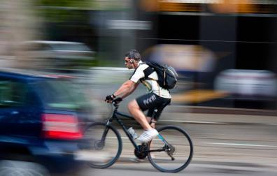Diez ciclistas han sido denunciados en Pamplona por circular con auriculares