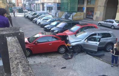 Espectacular accidente con dos coches empotrados contra el muro del bar Rex