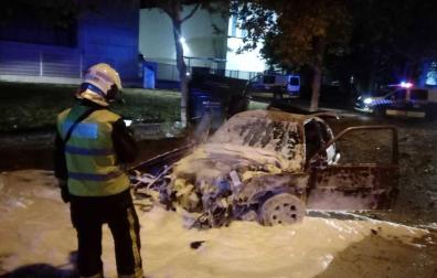 Dos heridos tras chocar su coche y arder en el polígono de Agustinos en Pamplona