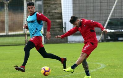 Rubén García golpea el balón ante Luis Perea, este pasado martes en el entrenamiento celebrado en Tajonar.
