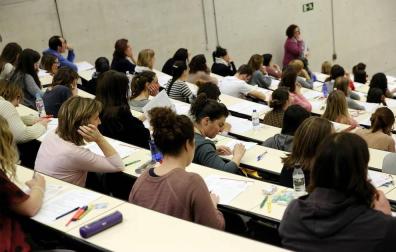 Miles de personas se han dado cita este sábado en la UPNA para realizar la OPE de Enfermería.