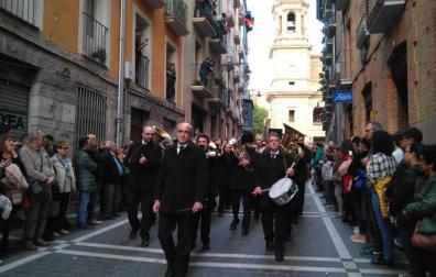 La Pamplonesa cierra la comitiva religiosa de la procesión del Santo Entierro de Pamplona