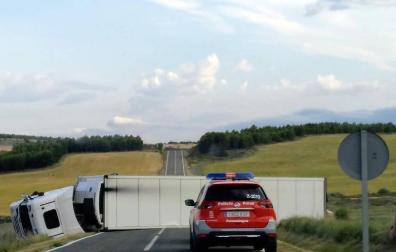 Un accidente de camión obliga a cortar durante más de 12 horas la NA666 en Sesma