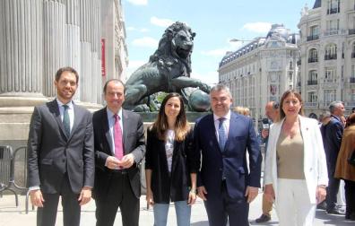 Los 5 diputados por Navarra. Por la izda: Sergio Sayas (N+), Carlos García Adanero (N+), Ione Belarra (Podemos), Santos Cerdán (PSN) y Conchi Ruiz (PSN), en Madrid.