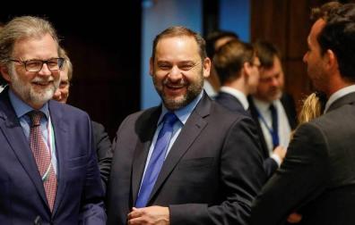 El ministro español de Transporte, José Luis Ábalos (centro), participa en el Consejo de ministros de Transporte de la Unión Europea.