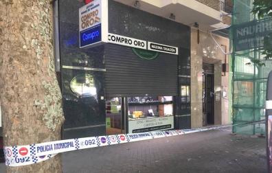 Roban a mediodía en una joyería de Pamplona con un butrón en un portal