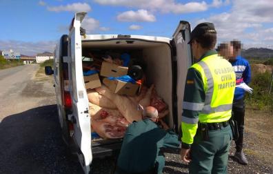 Localizan en Estella un vehículo con 1.200 kg de carne para el consumo en malas condiciones